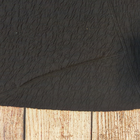 Lululemon Black Rippled Size 4 V-Neck Pullover - Picture 3 of 4